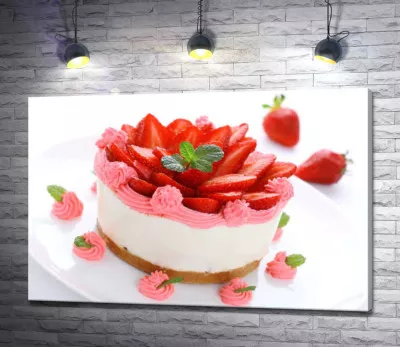 Нежные слои клубничного чизкейка, украшенные розовым кремом