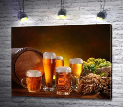 Бокалы светлого пива в окружении хмеля, пшеницы и бочки