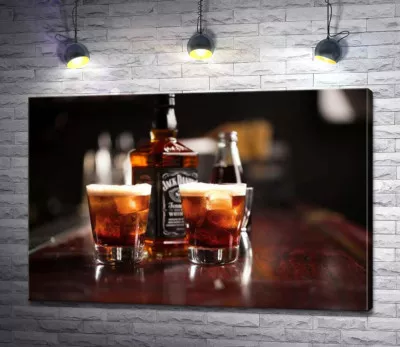 Насыщенный цвет виски "Jack Daniel's" в стаканах
