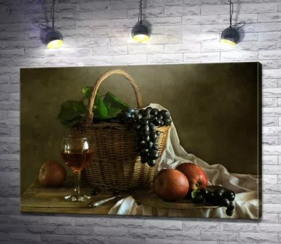 Натюрморт с бокалом вина и корзинкой фруктов