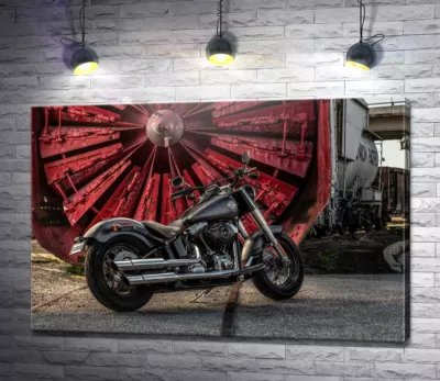 Мотоцикл Harley Davidson на фоне турбины