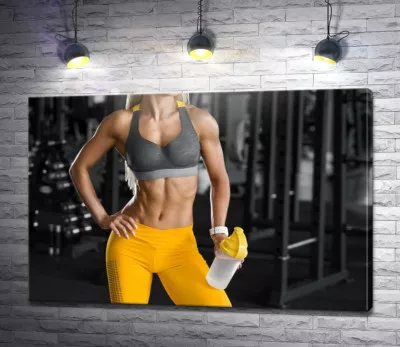 Спортивна фігура дівчини на фоні спортклубу