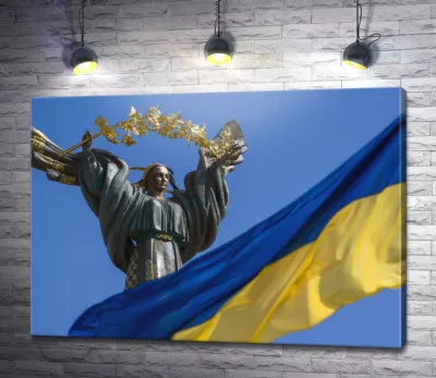 Флаг Украины на фоне Монумента Независимости