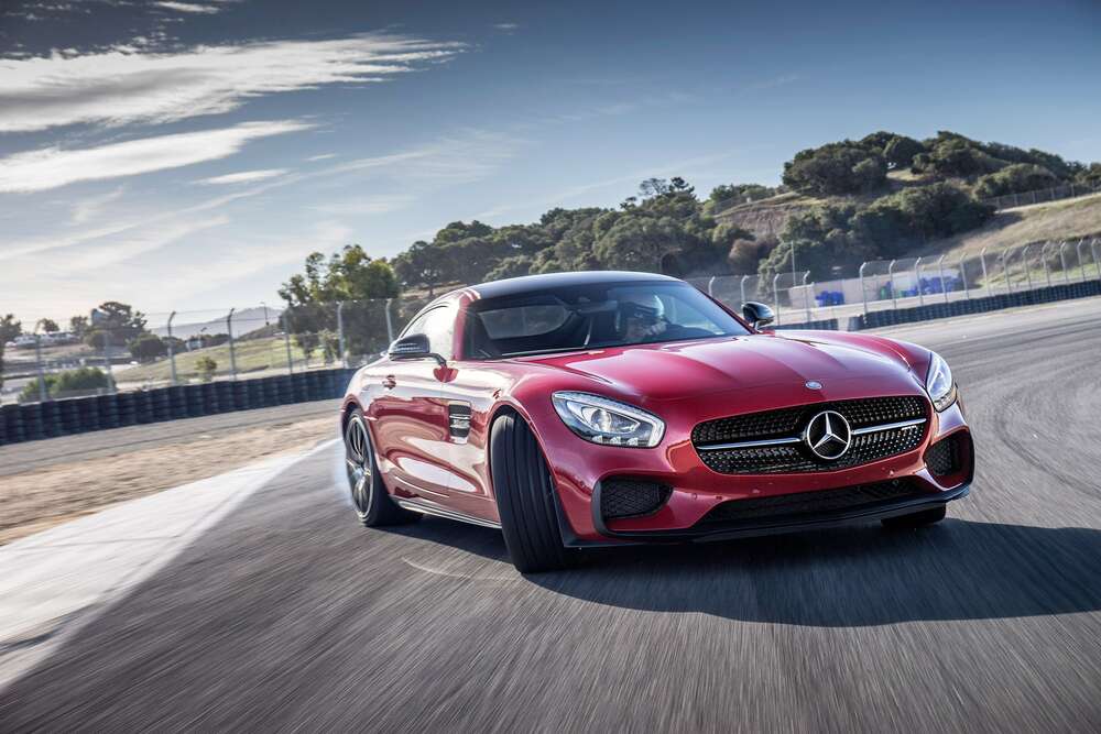 картина-постер Красный автомобиль Мерседес (Mercedes) покоряет гоночную трассу