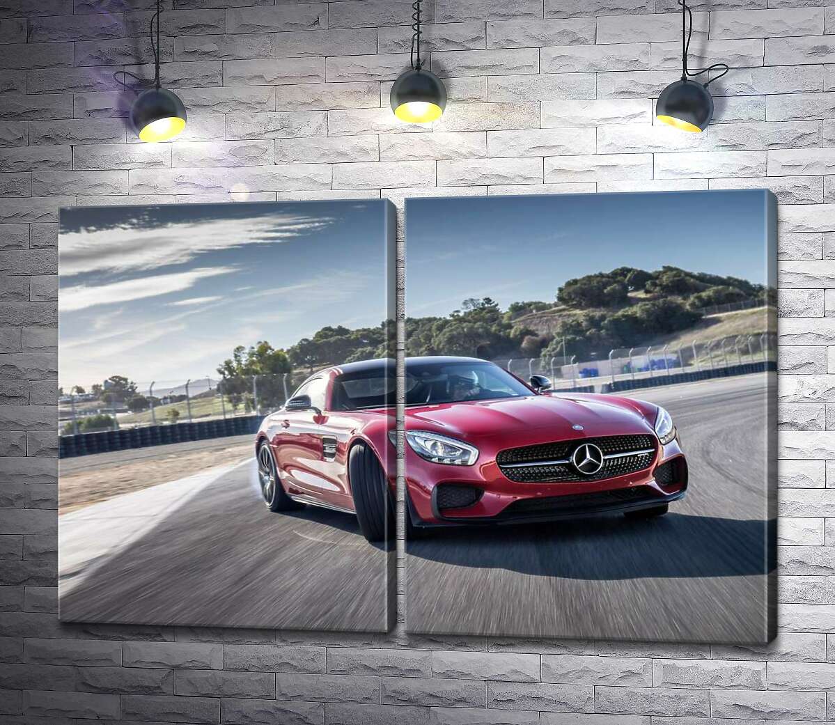 модульная картина Красный автомобиль Мерседес (Mercedes) покоряет гоночную трассу