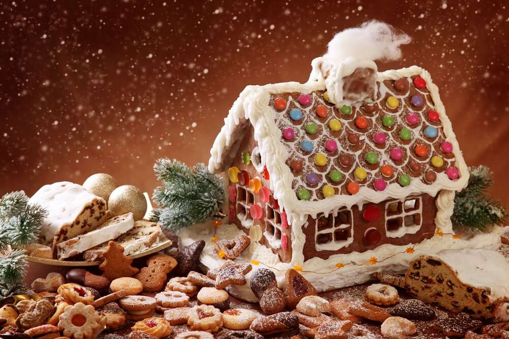 картина-постер Пряниковий будиночок з глазурю в оточенні святкового печива