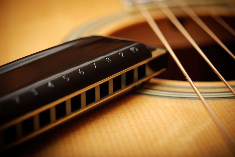 картина-постер Витончені гітарні струни у супроводі губної гармоніки