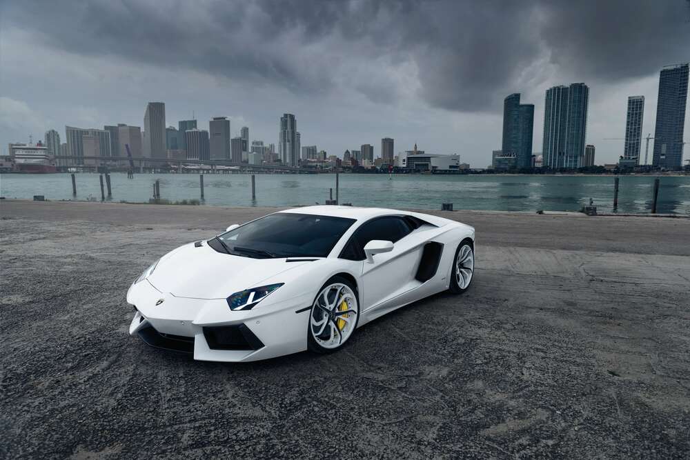 картина-постер Білосніжний автомобіль Ламборгіні (Lamborghini) на фоні передгрозового мегаполісу