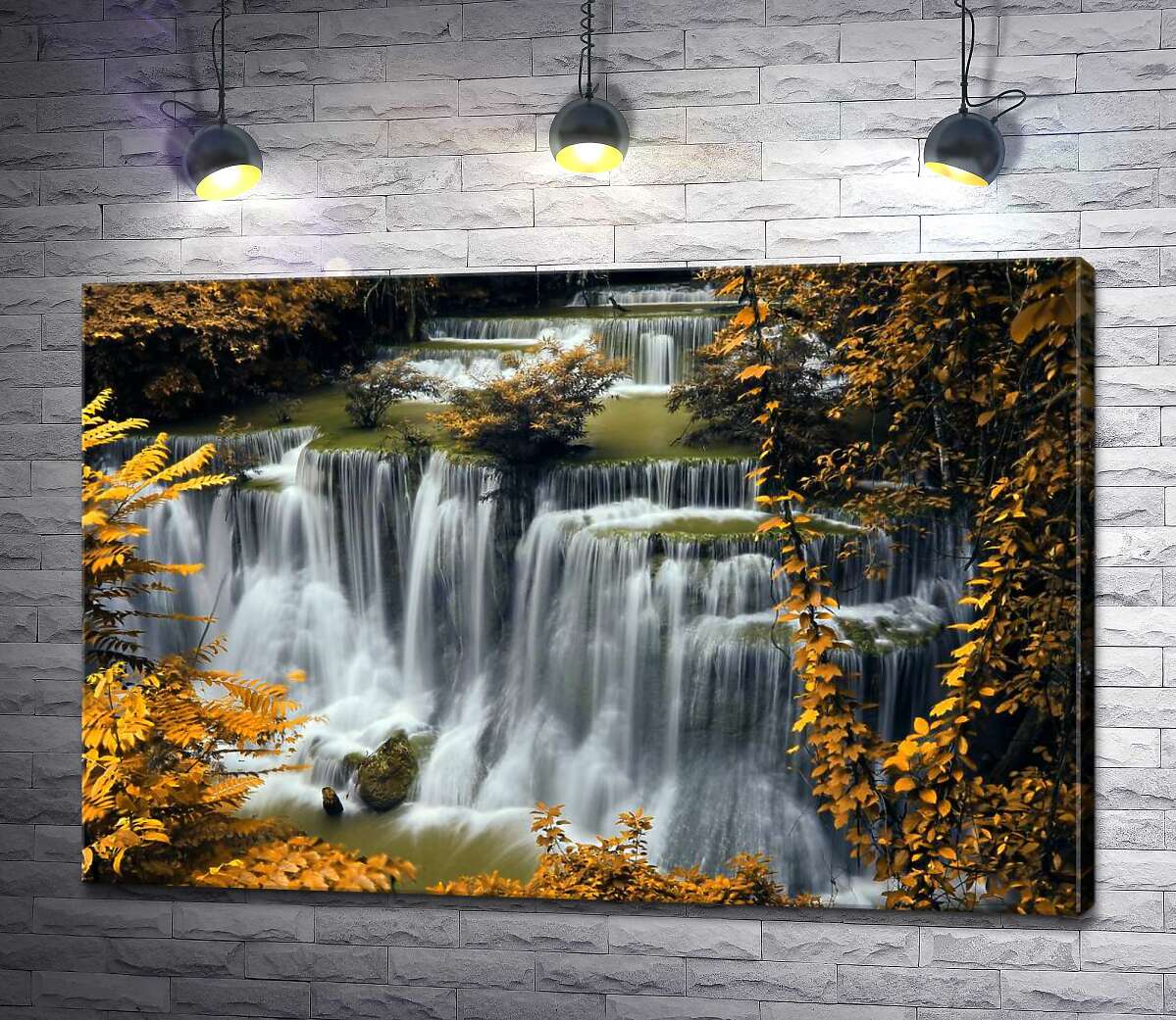 картина Шумный водопад в обрамлении золота осеннего леса