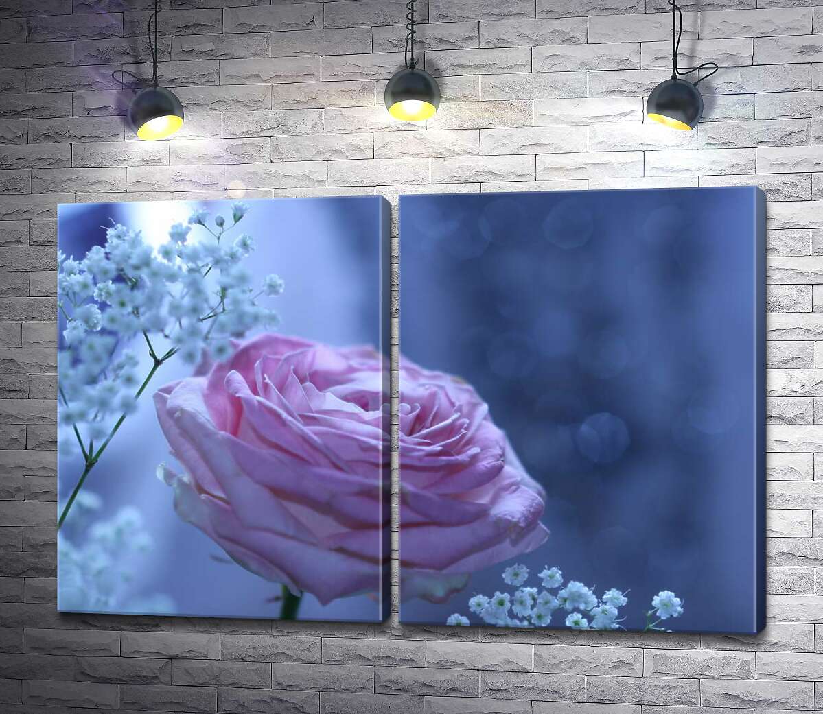 модульная картина Розовая роза и белые гипсофилы на морозно-голубом фоне