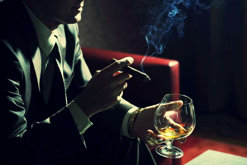 картина-постер Сигара и алкоголь: вечерний отдых мужчины