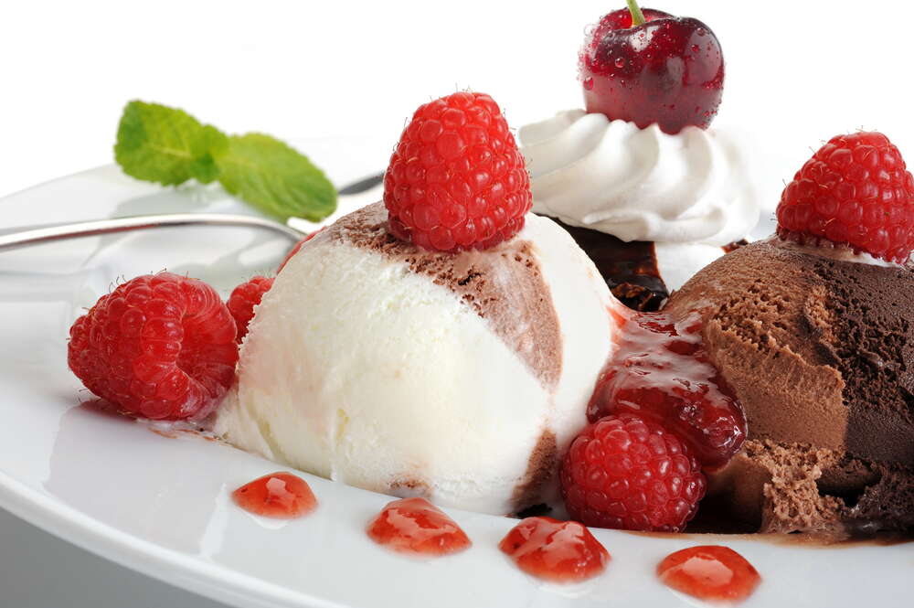 картина-постер Поєднання солодкого шоколадно-ванільного морозива та кислинки малинового джему