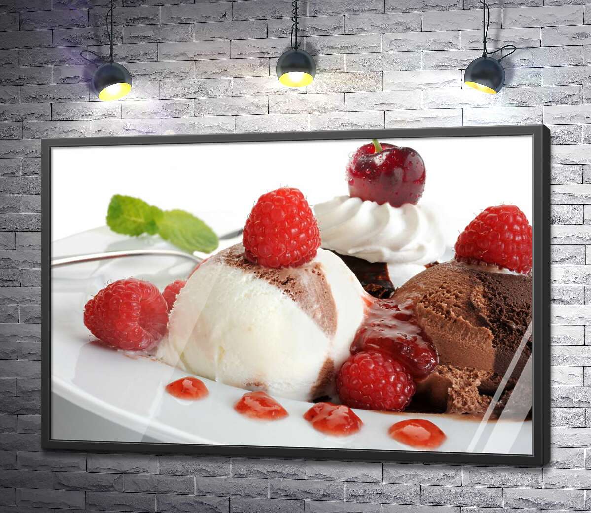 постер Сочетание сладкого шоколадно-ванильного мороженого и кислинки малинового джема