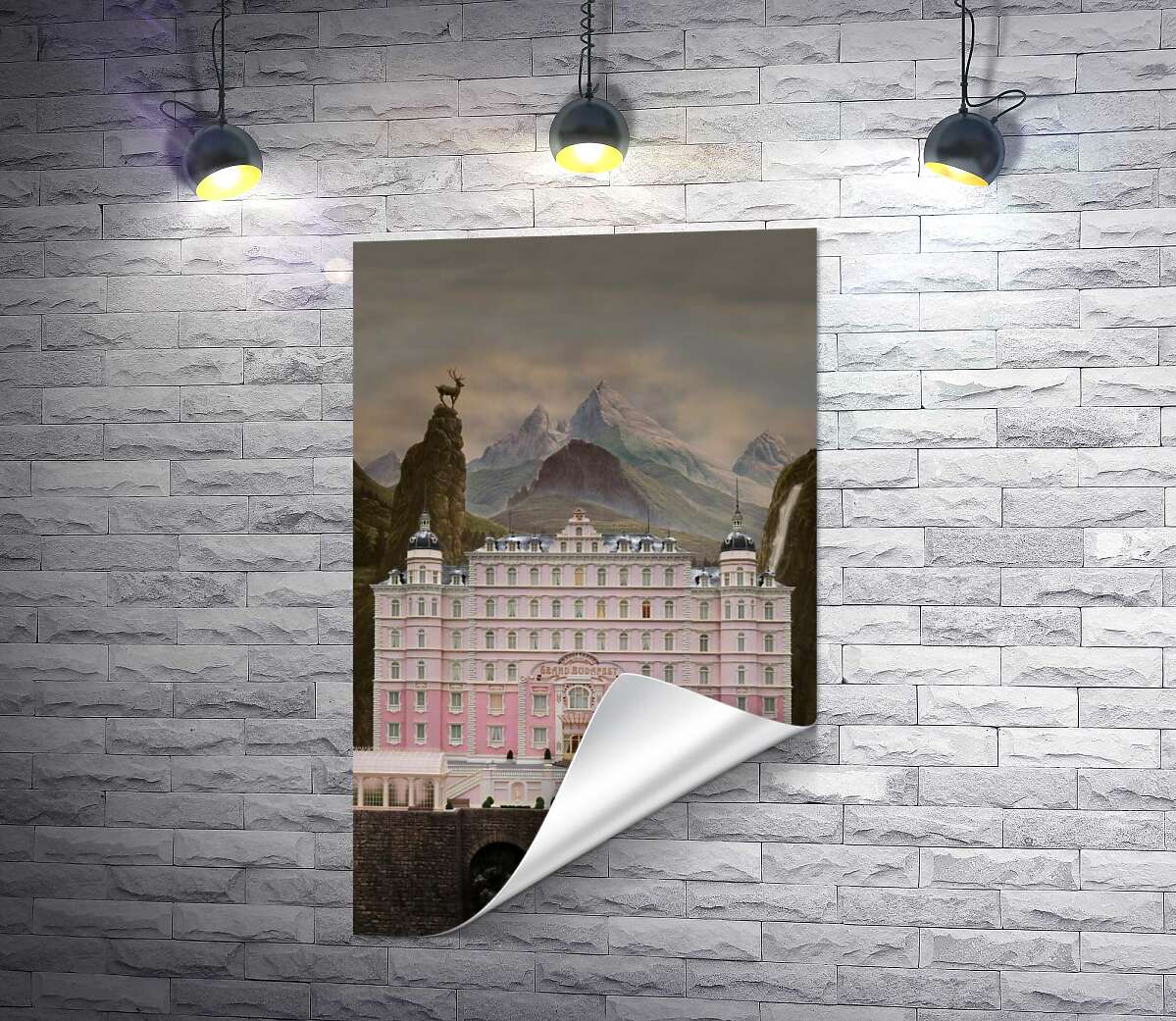 печать Жемчужно-розовый отель на постере к фильму "Отель" Гранд Будапешт "" (The Grand Budapest Hotel)