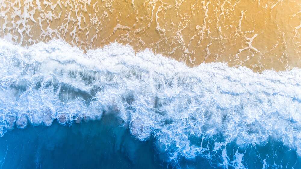картина-постер Пенистые морские волны на песчаном берегу