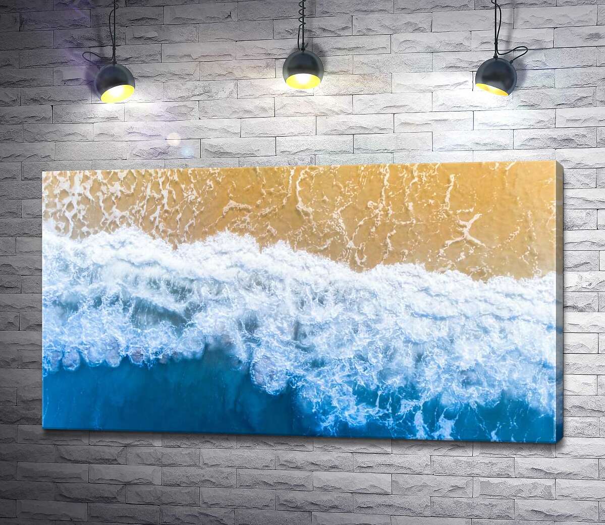 картина Пенистые морские волны на песчаном берегу