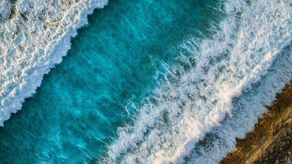 картина-постер Живописный прибой волн к скалистому берегу океана