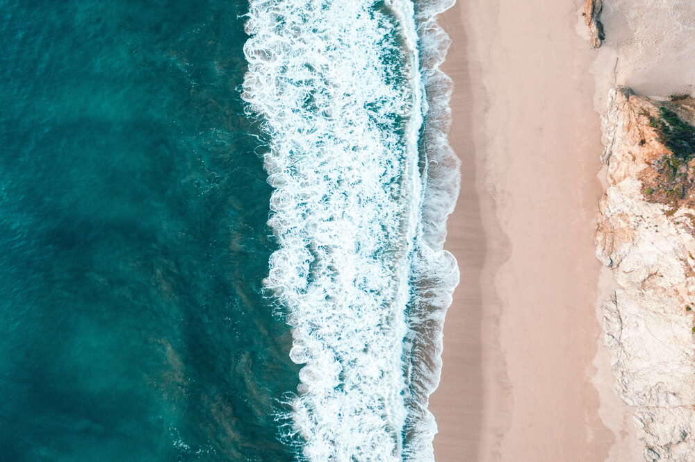 картина-постер Темные воды океана касаются светлой полосы пляжа