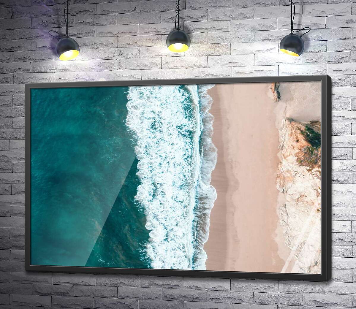 постер Темні води океану торкаються світлої смуги пляжу