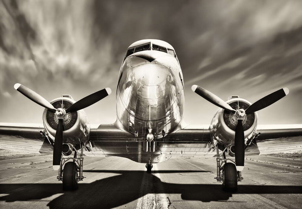 картина-постер Могучий фюзеляж самолета возвышается над взлетной полосой