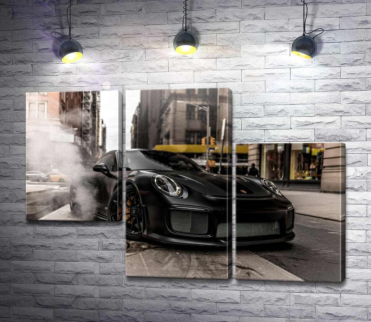 модульна картина Вугільно-чорний автомобіль  Порше (Porsche) 911 серед вулиці старого міста (Модуль №13)