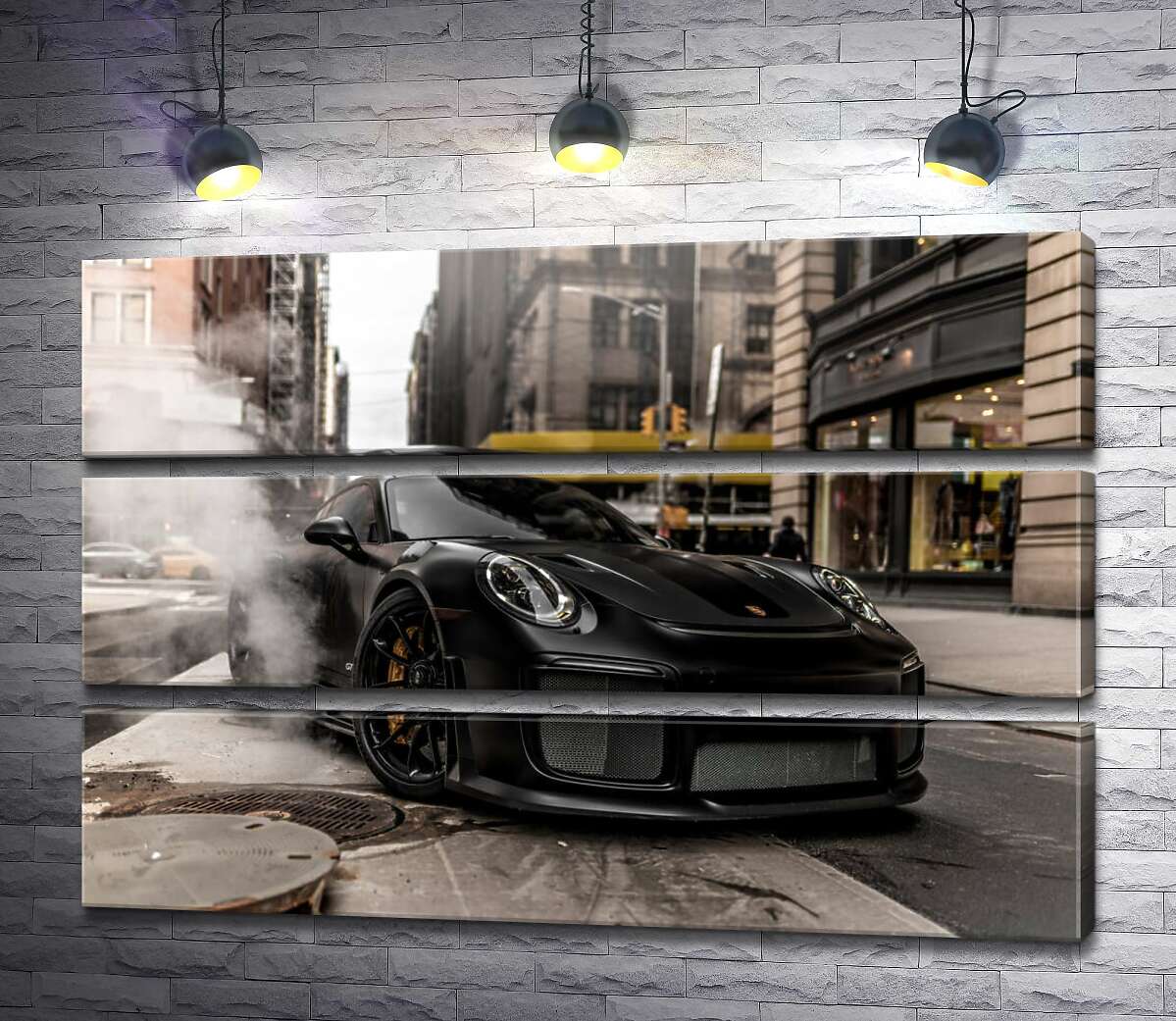 модульна картина Вугільно-чорний автомобіль  Порше (Porsche) 911 серед вулиці старого міста (Модуль №15)