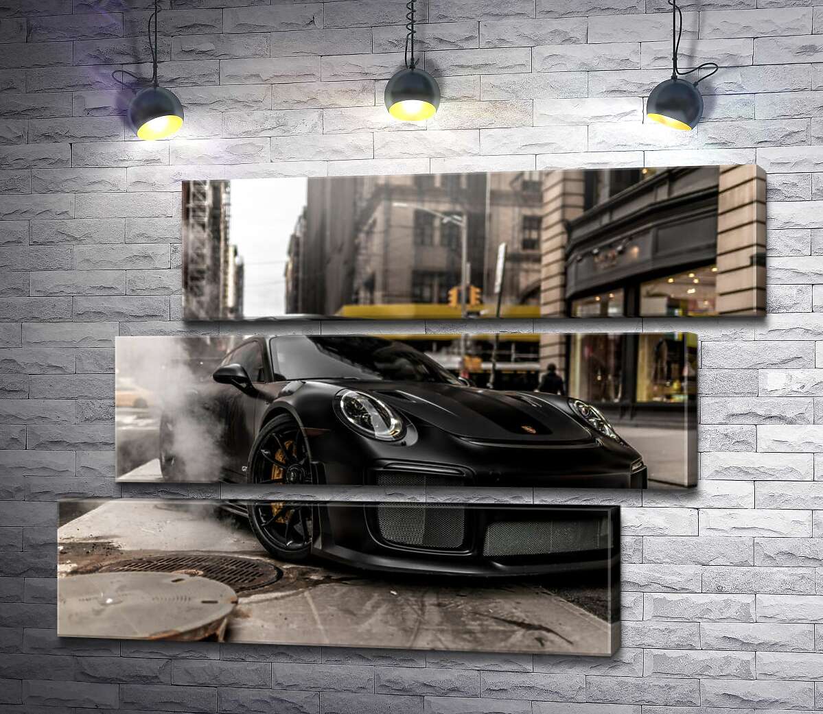 модульна картина Вугільно-чорний автомобіль  Порше (Porsche) 911 серед вулиці старого міста (Модуль №17)