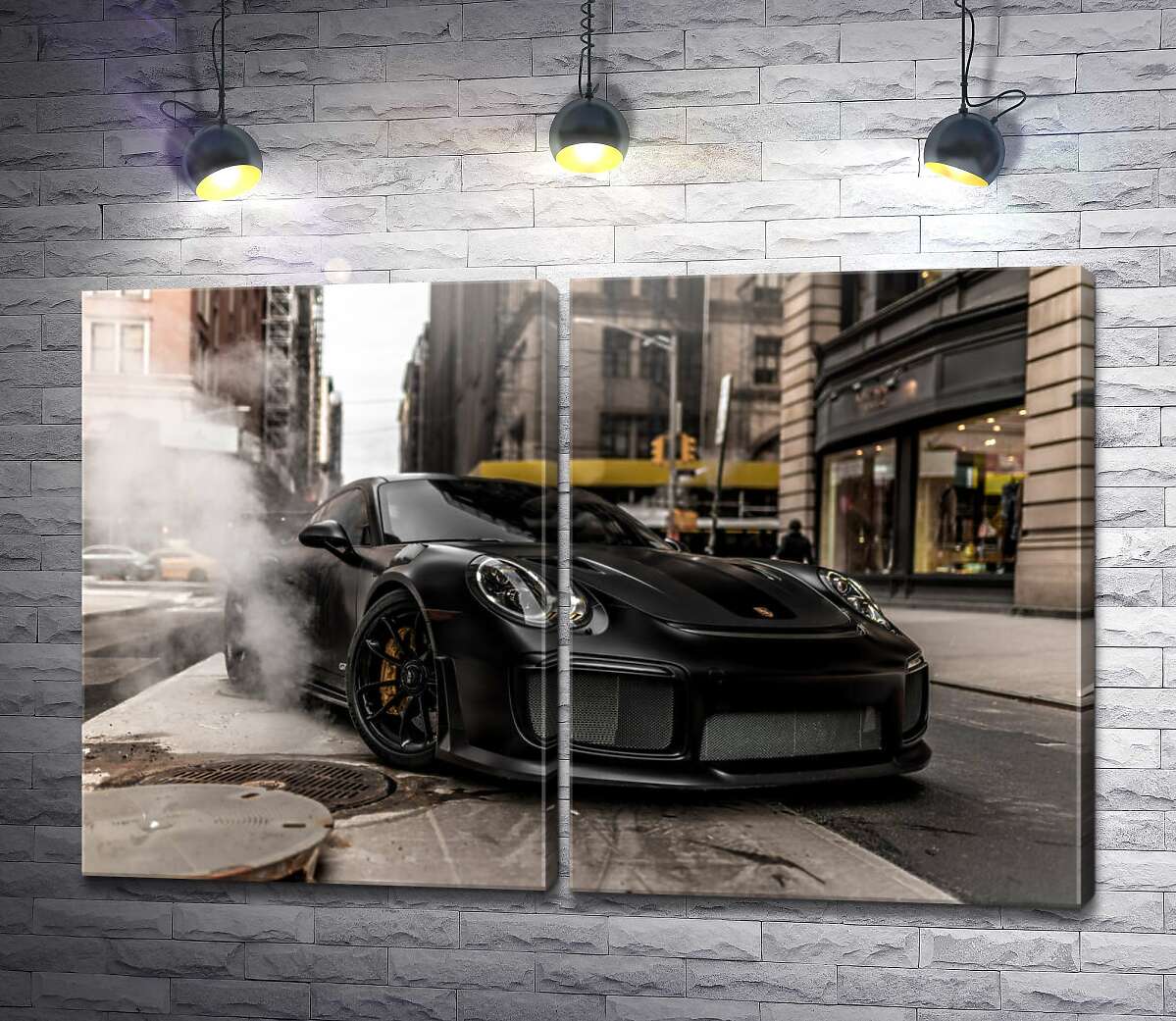 модульная картина Угольно-черный автомобиль Порше (Porsche) 911 среди улицы старого города