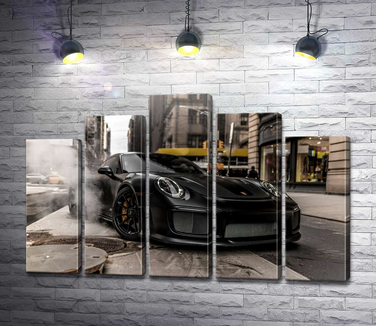 модульная картина Угольно-черный автомобиль Порше (Porsche) 911 среди улицы старого города (Модуль №29)