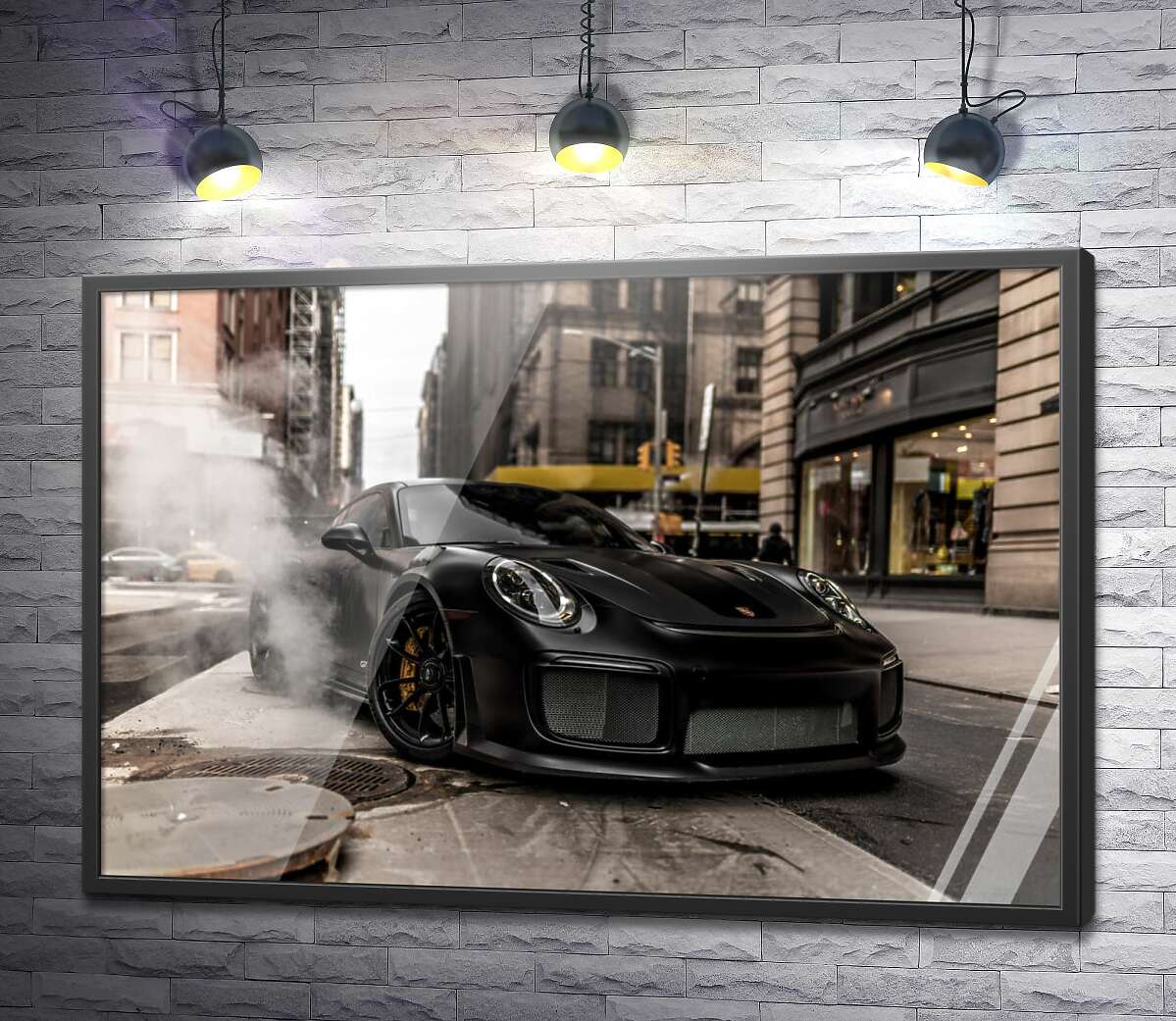постер Угольно-черный автомобиль Порше (Porsche) 911 среди улицы старого города