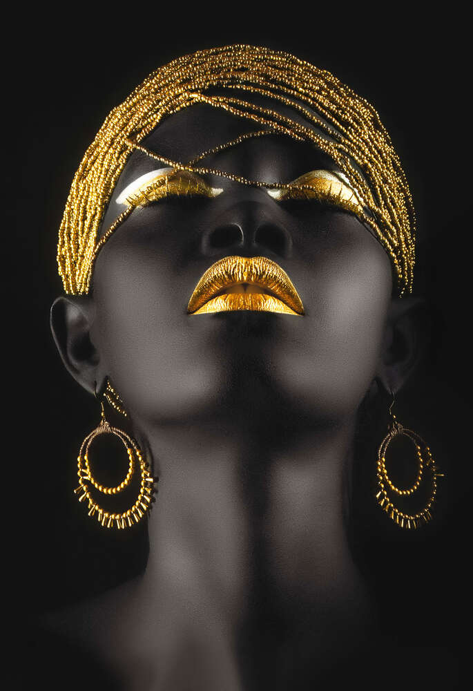 картина-постер Контраст золотых украшений на темном лице модели
