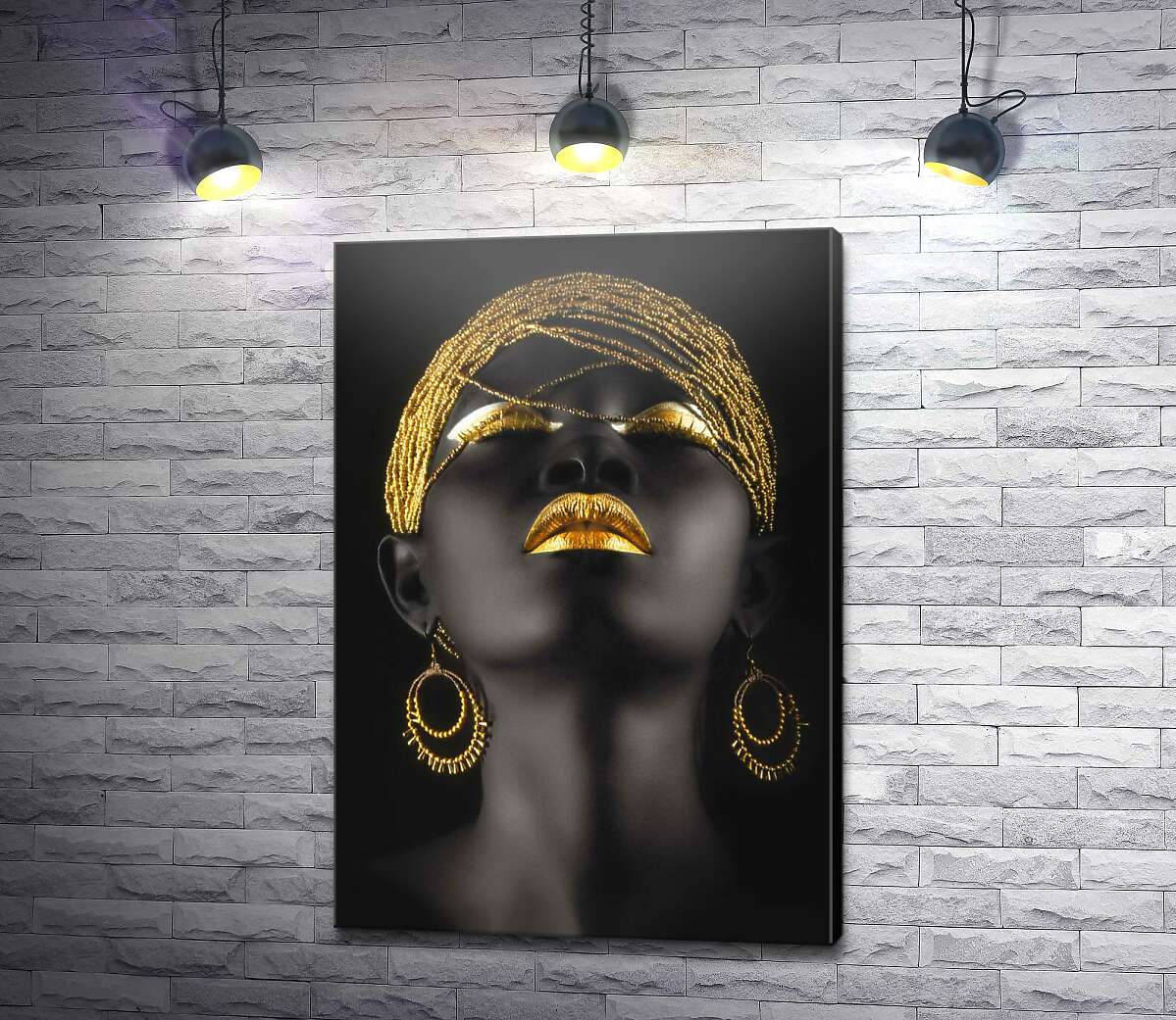 картина Контраст золотых украшений на темном лице модели