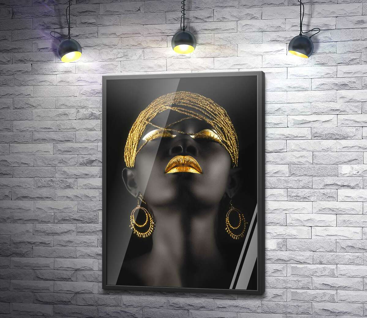 постер Контраст золотих прикрас на темному обличчі моделі