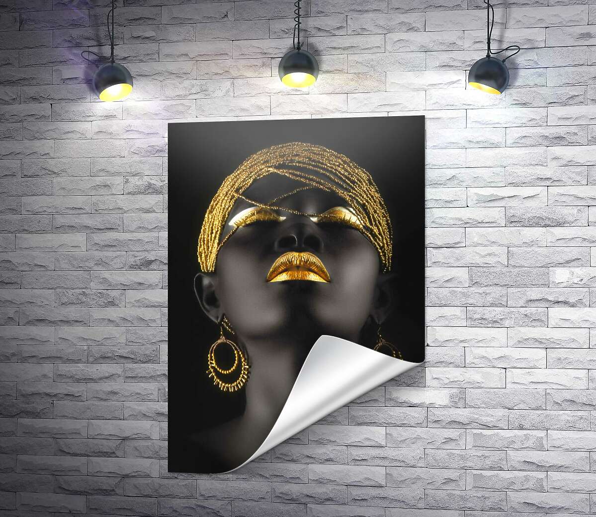 друк Контраст золотих прикрас на темному обличчі моделі