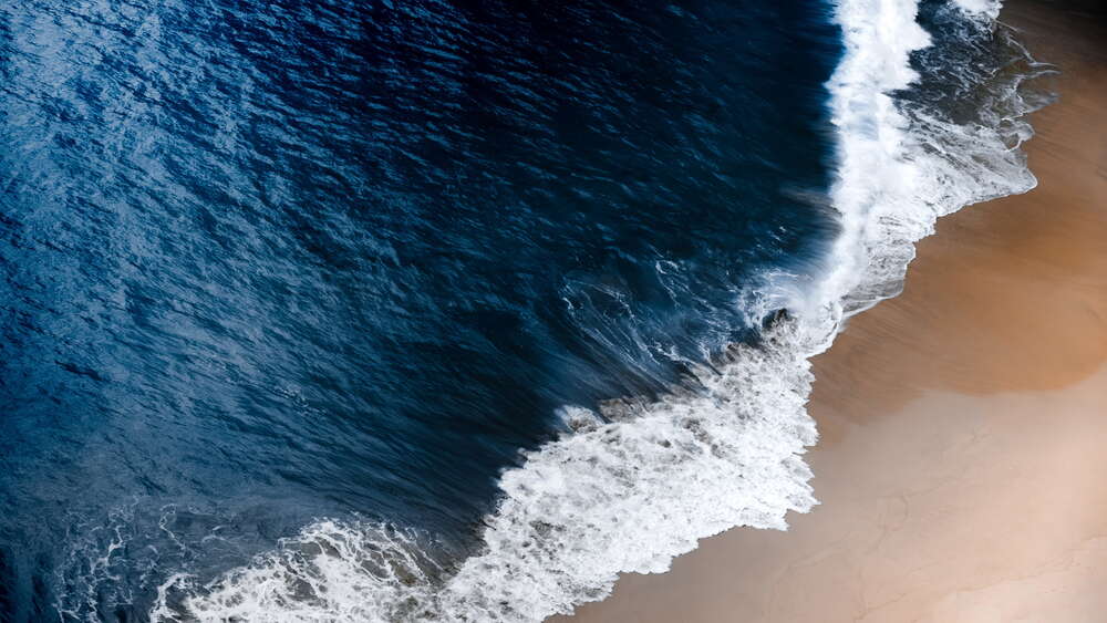 картина-постер Сапфирная глубина океана поглощает желтый песок