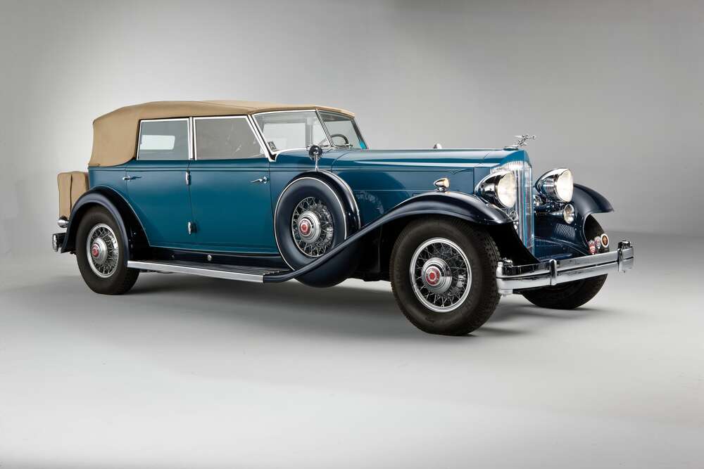 картина-постер Синий автомобиль с откидным верхом 1932 года Packard Twin Six