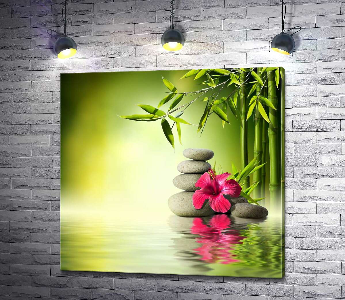 картина Малинова квітка гібіскуса та стрункий бамбук серед сірого каміння на зеленій поверхні води