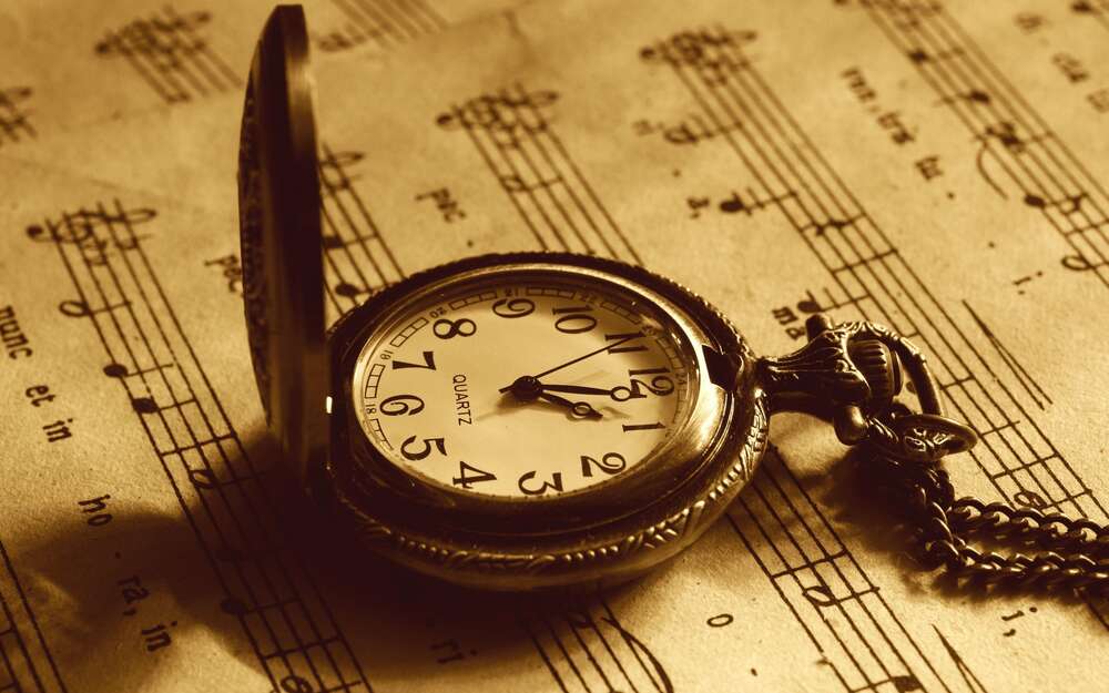 картина-постер Кишеньковий вінтажний годинник на нотному аркуші