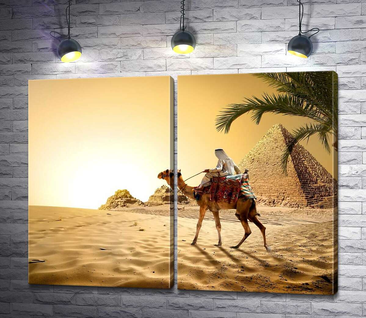 модульная картина Бедуин верхом на верблюде проезжает мимо египетских пирамид