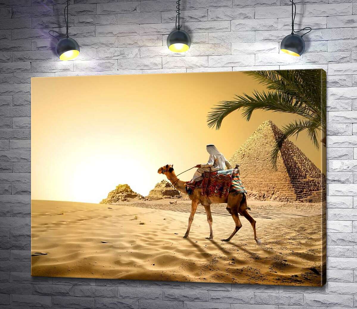 картина Бедуин верхом на верблюде проезжает мимо египетских пирамид