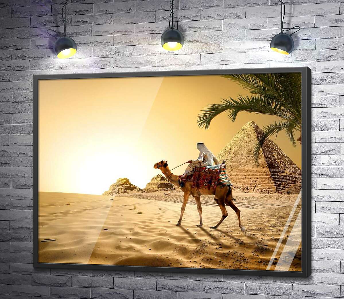 постер Бедуин верхом на верблюде проезжает мимо египетских пирамид