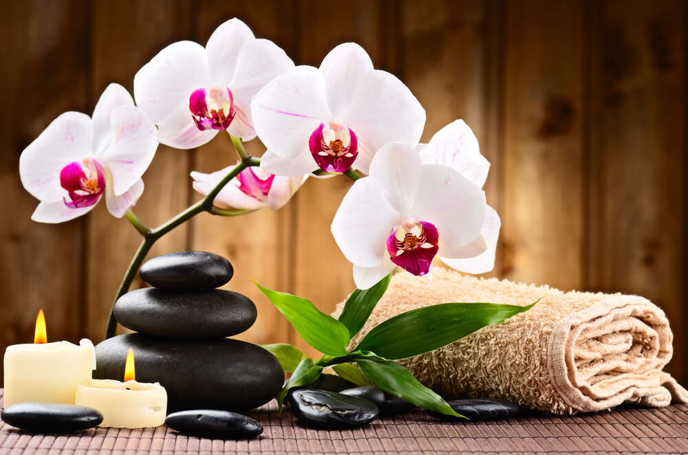картина-постер Расслабляющие составляющие спа: свежая орхидея и бамбук, блестящие камни возле мягкого полотенца и свечи