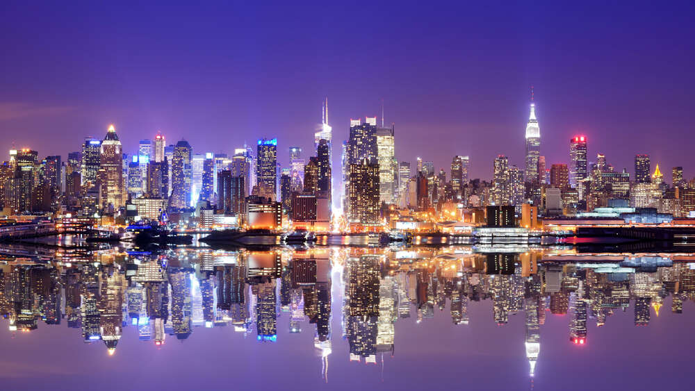 картина-постер Цветные огни ночного Нью-Йорка отражаются в воде