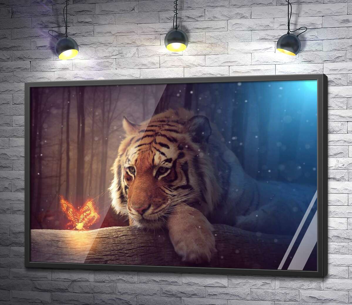 постер Могутній тигр спостерігає за вогняним метеликом