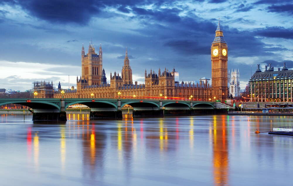 картина-постер Здание британского парламента и знаменитый Биг-Бен (Big Ben) виднеются из-за моста через Темзу