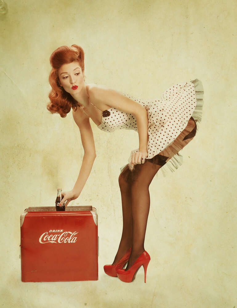 картина-постер Пин ап красавица в белом платье нагнулась за бутылкой Кока-колы