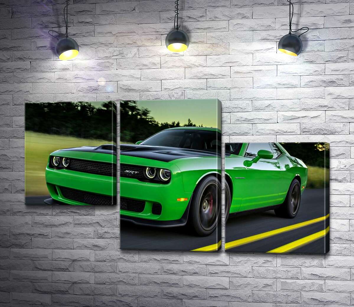 модульна картина Соковито-зелений автомобіль Dodge Challenger Hellcat несеться по дорозі (Модуль №13)