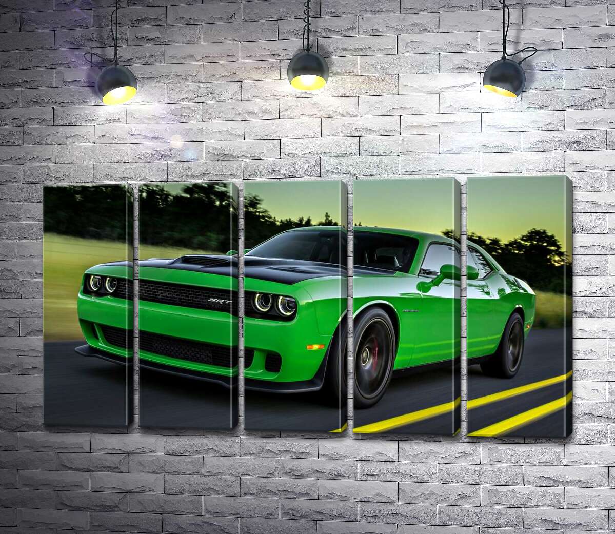 модульна картина Соковито-зелений автомобіль Dodge Challenger Hellcat несеться по дорозі (Модуль №26)