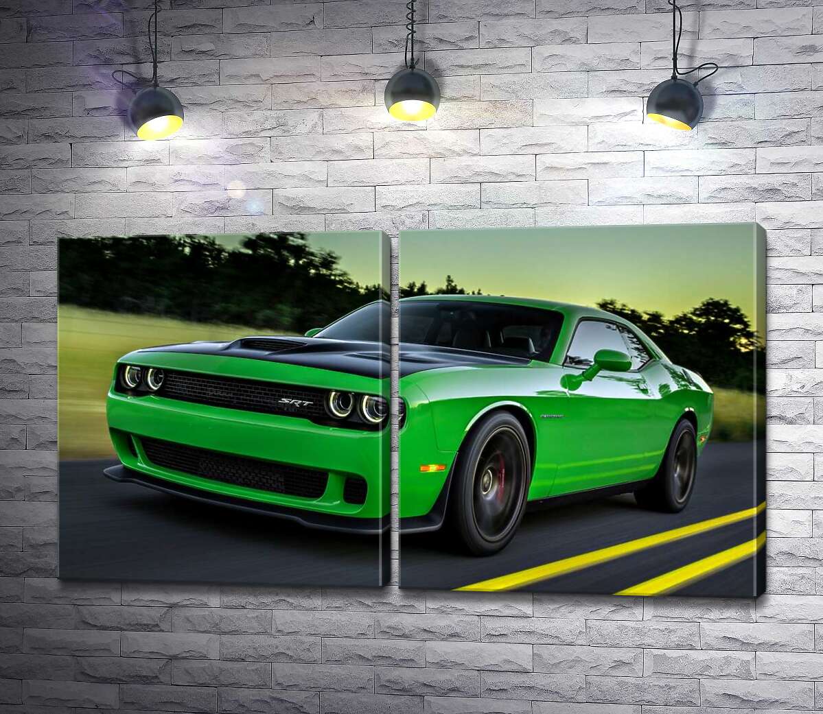 модульна картина Соковито-зелений автомобіль Dodge Challenger Hellcat несеться по дорозі