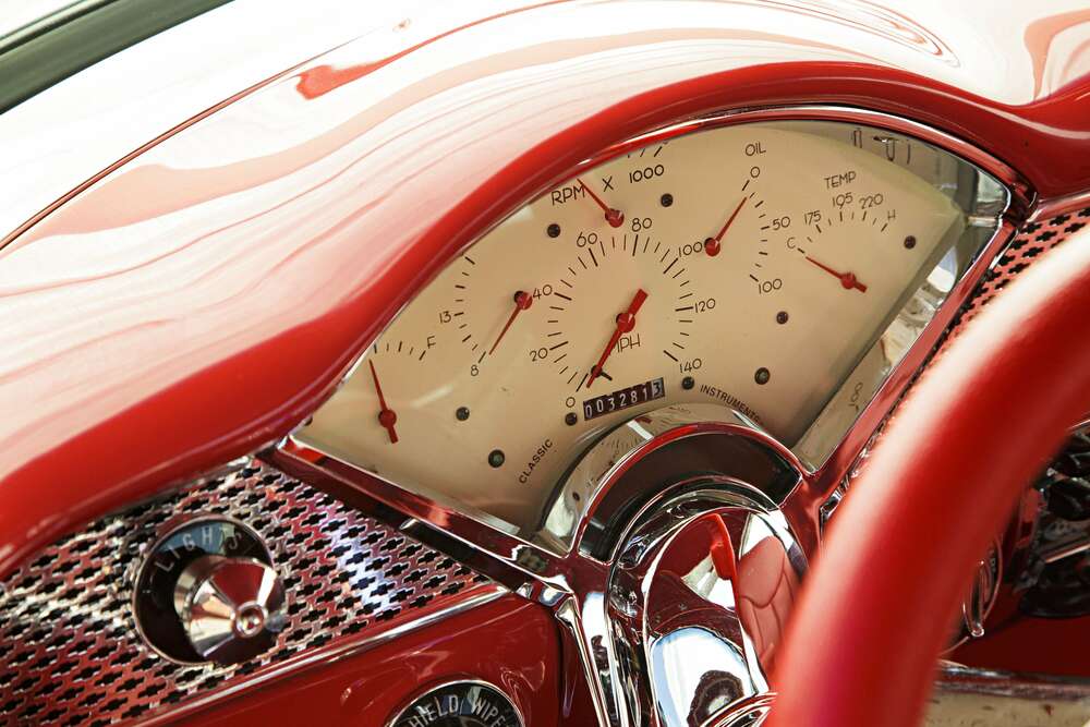 картина-постер За рулем спокусливо-червоного автомобіля Chevrolet Bel Air